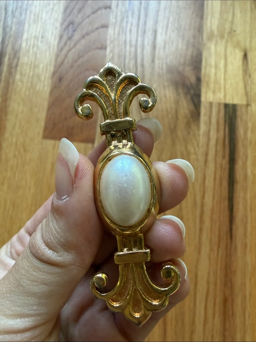 Gold Tone Fleur-Style Brooch with Pearl